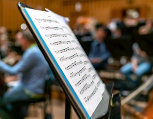 Notenständer bei Proben des RSO Wien mit Ilan Volkov