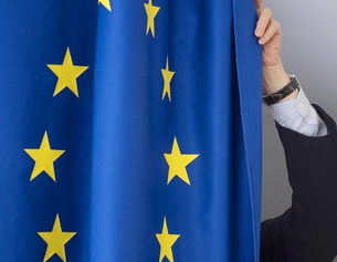 APA/DPA/BORIS ROESSLER Eine Wahlkabine mit einer Europaflagge als Vorhang