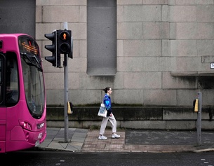 Alltagsbild in Belfast, gälisches Straßenschild