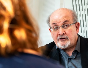 ORF/JOSEPH SCHIMMER Salman Rushdie im Gespräch mit Renata Schmidtkunz