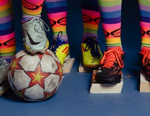 Sujet für die Projektreihe "Pirate Cultures Vienna": Fußballerbeine mit Ball
