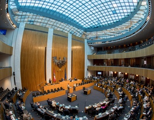 Ein Übersichtsfoto mit einem Fischaugenobjektiv anlässlich eine Sitzung des Nationalrates im Parlament