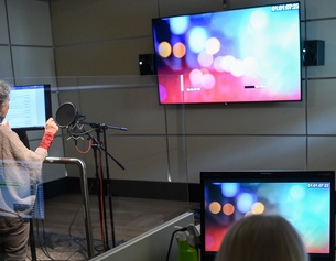 Synchronsprecherin in einem Aufnahmestudio