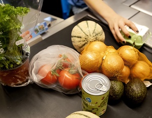 Förderband mit Gemüse an einer Kassa im Supermarkt