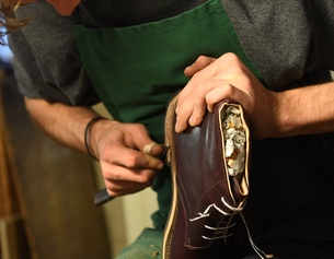 Schuster bearbeitet einen Schuh