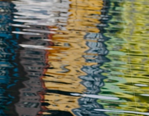 Verschwommene Spiegelungen auf der Wasseroberfläche