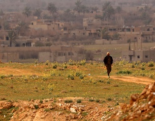 APA/AFP/DELIL SOULEIMAN Kämpfer auf einem Grünstück im Osten Syriens