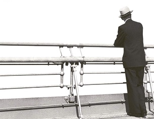 HANSER Buchcover: Mann auf einem Schiffsdeck
