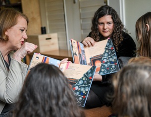 Zwei Frauen lesen Kindern vor