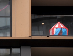 Kinderzelt auf einem Balkon