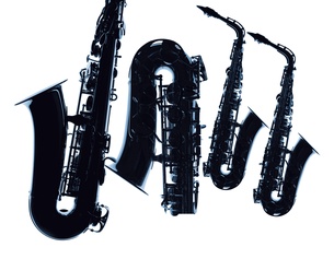Saxofone formen das Wort "Jazz"