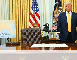 Donald Trump vor einer Karte des "Gulf of America"