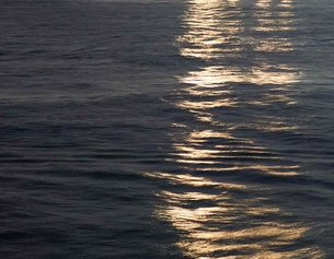 Nächtliches Meer, Licht auf Wasser