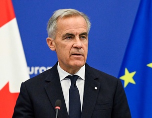 Kanadas Premierminister Mark Carney vor Flaggen