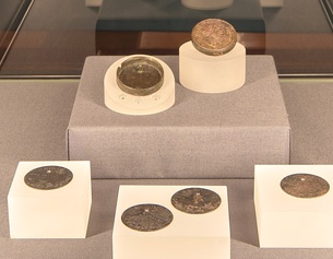 Ausstellungsansicht: Römische Taschensonnenuhr: Dose, Deckel, vier Einlagescheiben Bronze