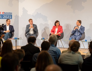 APA/FOTOKERSCHI.AT/KERSCHBAUMMAYR In Oberösterreich sitzen alle Kandidaten der Landtagswahl nebeneinander.