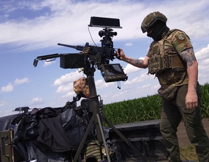 Mann mit Luftabwehrgeschütze