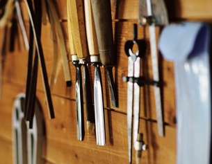 Werkzeug an einer Holzwand