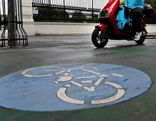 E-Moped auf einem Radweg in Wien