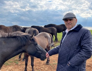 Peter Zechner bei einer Huzulenherde auf der Weide