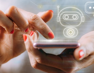 Hände über einem Smartphone, Grafik, Chatbot