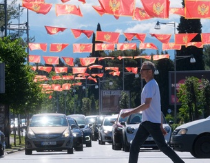 Mann auf der Strasse in Montenegro