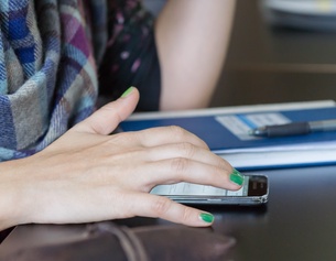 Frau verwendet ein Smartphone