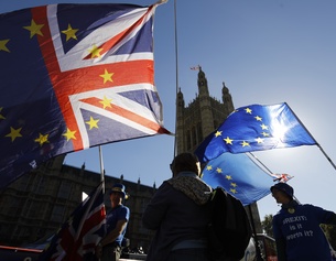 AFP/TOLGA AKMEN Britische Flagge und EU-Flagge