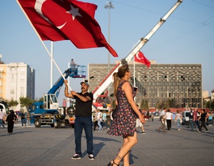 Ein Mann schwingt die türkische Fahne in Istanbal