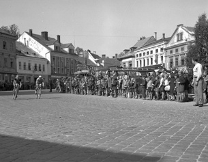Quer durch Österreich: Führungsduo bei der Durchfahrt am Hauptplatz in Amstetten auf der Etappe Linz-Wien, 1948
