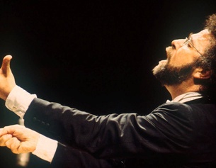 Giuseppe Sinopoli dirigiert