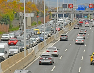 Stau auf der Donauufer Autobahn A22, E49 beim Knoten Kaisermühlen.