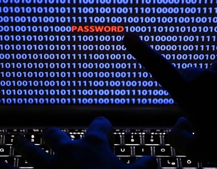 APA/DPA/OLIVER BERG Ein Finger zeigt auf das Wort «Password», das zwischen Zeichen des Binärcode auf einem Computerbildschirm steht.