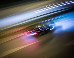 APA/DPA/FRANK RUMPENHORST Lichtspiele, schnelles Auto