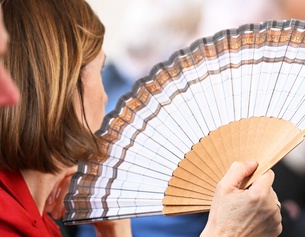 APA/BARBARA GINDL Frau mit Fächer