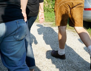 Frau in Jeans, Mann in Lederhosen
