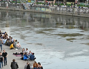 Menschen am Donaukanal in Wien