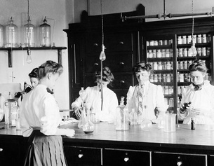 Studentinnen der Medizin im Labor, 1910
