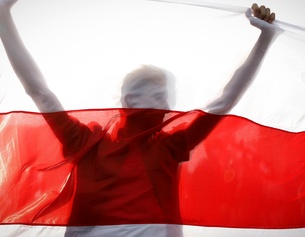 AP Mann hält Weißrussland-Fahne
