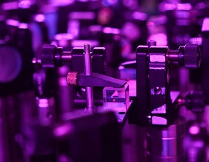 Strahlteiler, der die Intensität unter den einzelnen Lichtteilchenquellen aufteilt