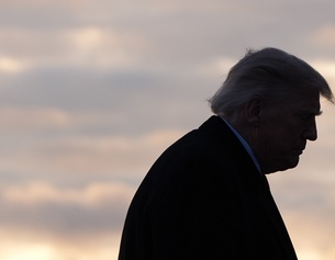 Trump-Silhouette im Gegenlicht