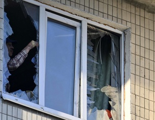 Zerstörte Hausfront in Kiev, Ukraine