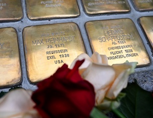 28 Stolpersteine für Opfer der nationalsozialistischen Diktatur vor dem Festspielhaus in Salzburg, Max Reinhardt