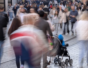 Passanten in einer Fußgängerzone