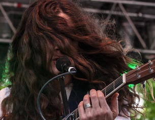 AP PHOTO/RON HARRIS Mann mit langen Haaren beim Musizieren