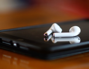Airpods und Smartphone, Kopfhörer