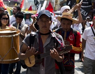 Leute auf der Strasse musizieren für Frieden.