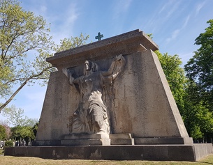 ORF/MARKUS VEINFURTER Die Kriegsgräberanlage des Ersten Weltkrieges auf dem Wiener Zentralfriedhof: Die „Schmerzensmutter“, ein Werk des Bildhauers Anton Hanak aus dem Jahr 1925.