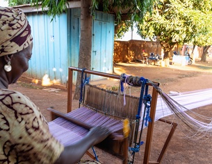 Webende Frau in Ghana