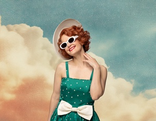 Fotomontage einer Frau im Sixties-Outfit vor künstlichen Wolken